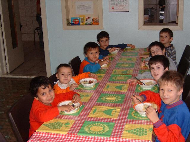 Een aantal van de kinderen aan tafel